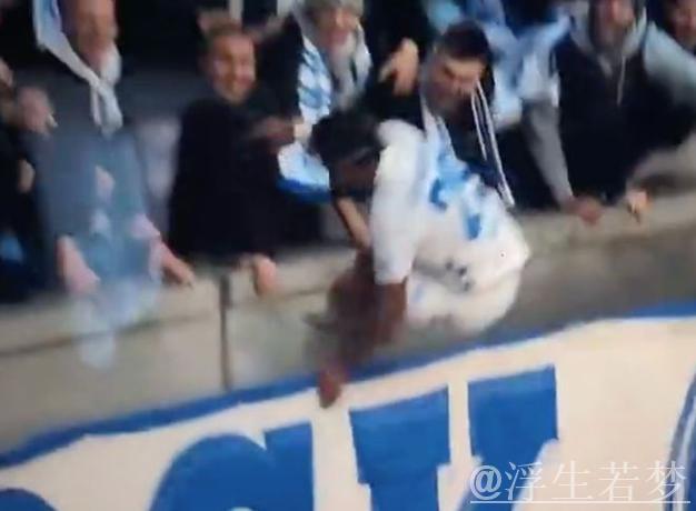 球员庆祝时跳广告牌 掉到1层楼高的深坑：希特勒在任时德国人挖的
