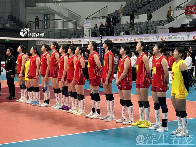 山东女排全力出征,新老队员展现实力;浙江女排后起之秀崭露头角。 山东女排全力出征,新老队员展现实力;浙江女排后起之秀崭露头角。